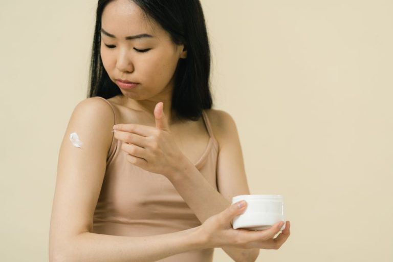 Mujer aplicando protector solar coreano en el rostro con textura ligera y luminosa sobre la piel