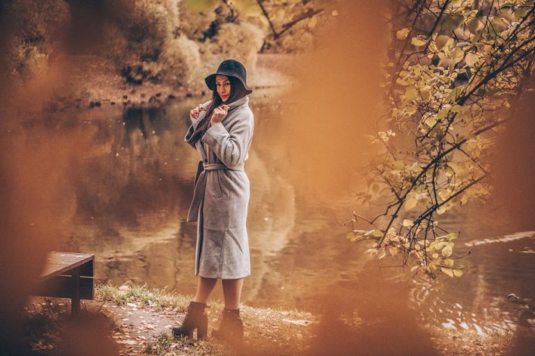 Mujer con outfit de otoño en tonos neutros, prendas que estilizan la figura