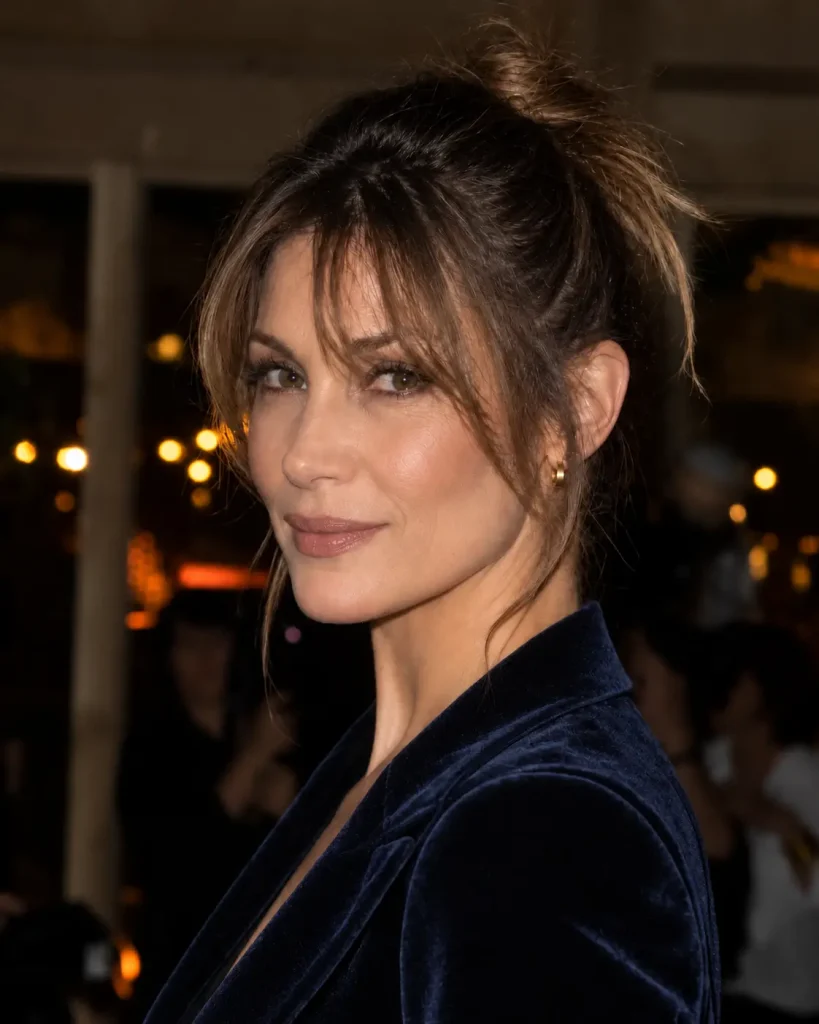 Chica guapa con cabello whisper fringe