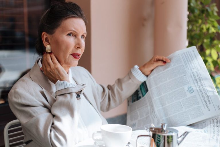 Mujer madura con estilo francés atemporal y elegante