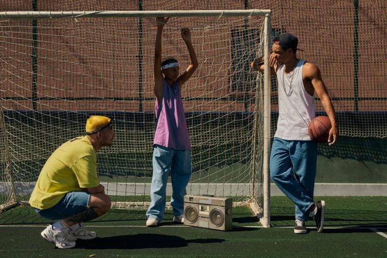 Ropa deportiva de estilo retro inspirada en los años 90 sobre fondo urbano