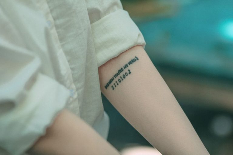 Persona mostrando tatuajes detallados en el brazo, primer plano artístico con motivos complejos
