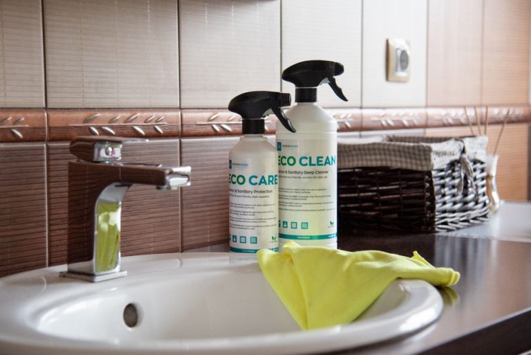 Bote de spray protector térmico para el cabello sobre superficie neutra