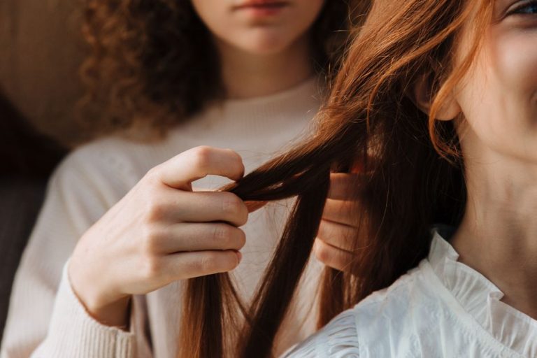Primer plano de puntas de cabello dañadas y secas