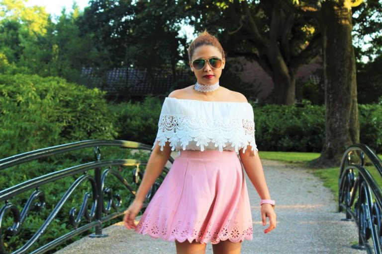Falda midi rosa en percha sobre fondo neutro, estilo editorial de moda