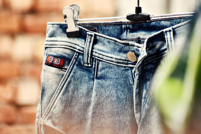 Pantalones vaqueros de pernera acampanada colgados en una tienda de moda