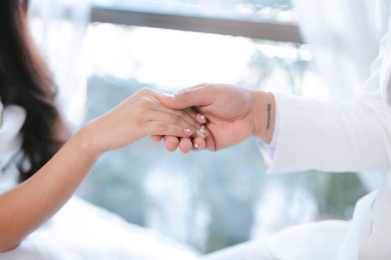 Pareja en un momento íntimo de conexión emocional