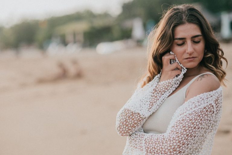 Look veraniego bohemio con algodón calado y detalles lenceros inspirado en el estilo de Ibiza