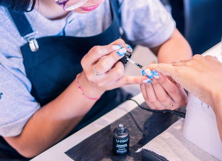 Manicura perfecta en verano con esmalte brillante y manos cuidadas junto a la piscina