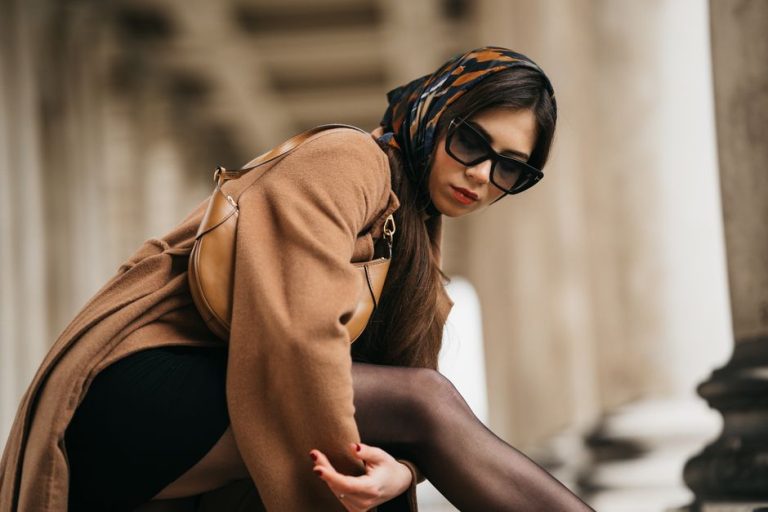 Conjunto de otoño con accesorios de moda sobre fondo urbano