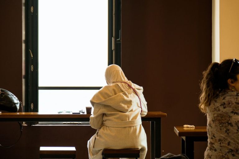 Mujer reflexiva en un espacio tranquilo