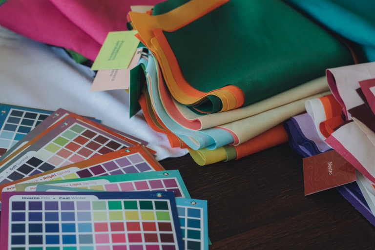 Paleta de colores cálidos de otoño sobre tejidos de moda