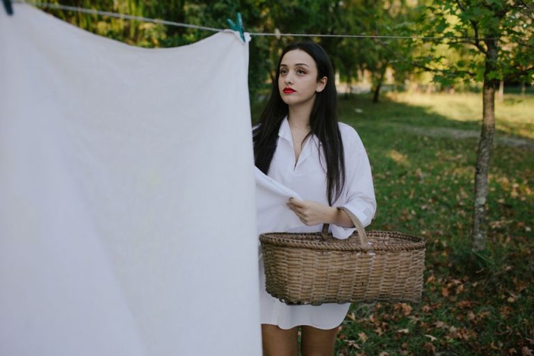 Vestido caftán de lino blanco colgado en un entorno veraniego al aire libre
