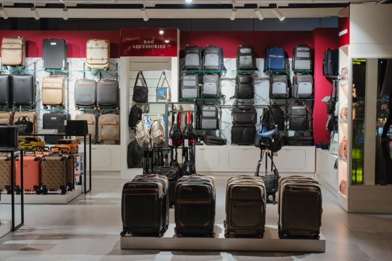 Escaparate de tienda de moda con bolsos y accesorios de temporada
