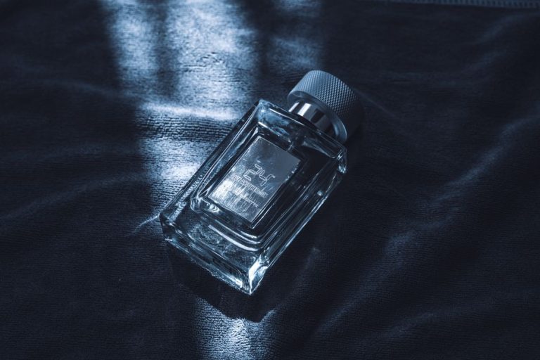 Botellas de perfumes masculinos de lujo sobre superficie elegante con luz natural