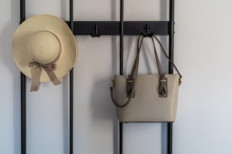 Accesorios organizados en un bolso elegante sobre fondo neutro