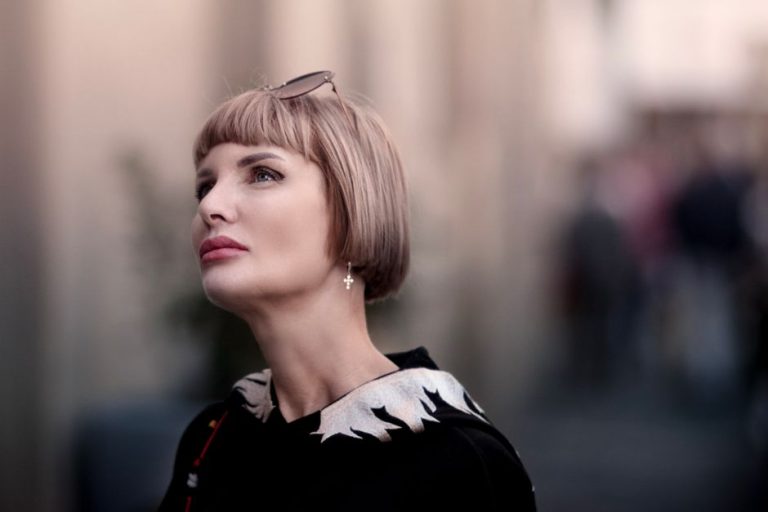 Mujer con corte bob midi rubio a la altura de la clavícula, estilo veraniego