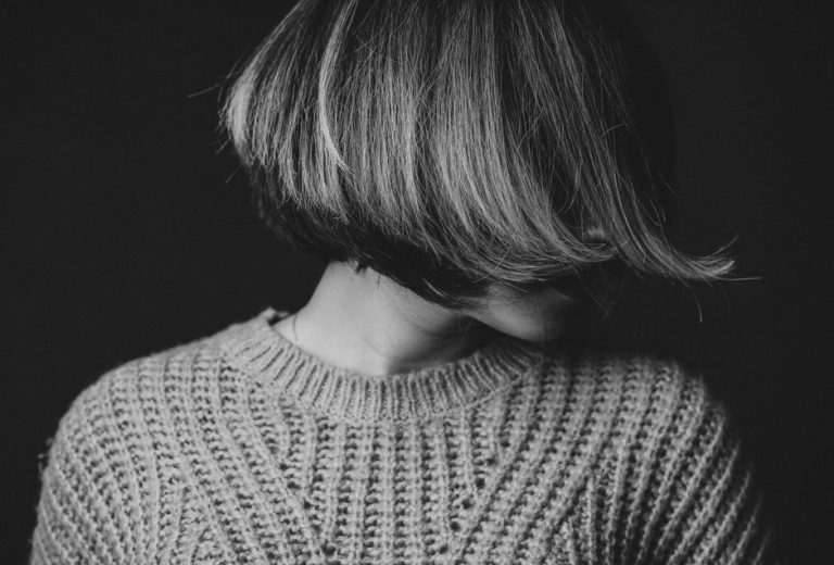 Mujer con corte de pelo mixie moderno, capas texturizadas y nuca media