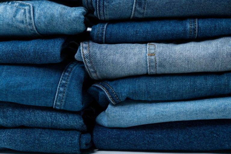 Colección de vaqueros en una tienda de moda