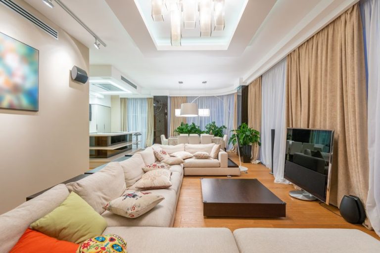 Imagen ilustrativa. Interior de un salón moderno y elegante con decoración de lujo.