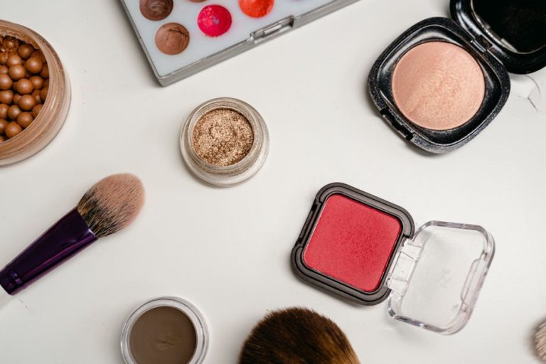 Producto cosmético en crema con textura suave sobre fondo neutro