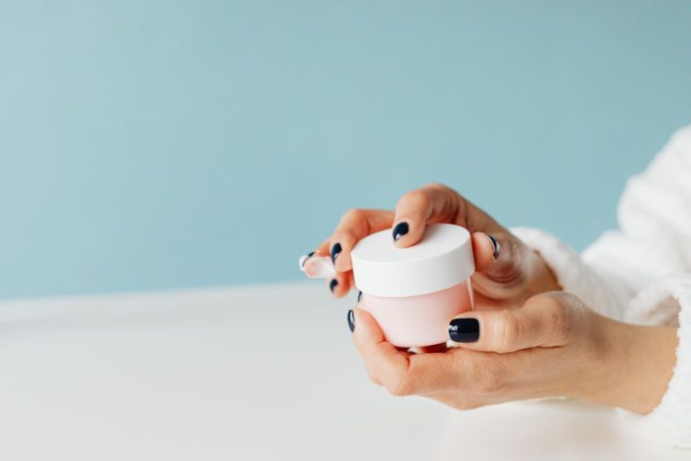 Tarro de contorno de ojos sobre fondo suave con luz natural
