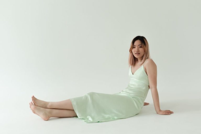 Vestido largo verde de muselina con tirantes finos de cadena dorada para invitada de boda
