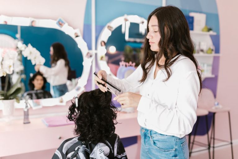 Mujer en peluquería saneando las puntas del cabello para mantener melena saludable