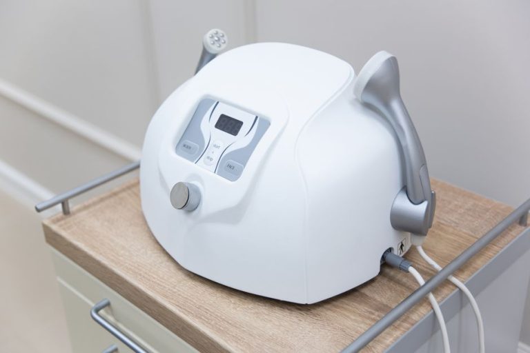 Sala de tratamientos de estética avanzada con equipamiento moderno para cuidado de la piel