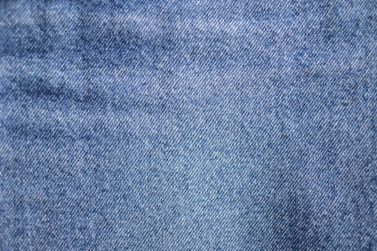Tejido vaquero azul con textura de cerca