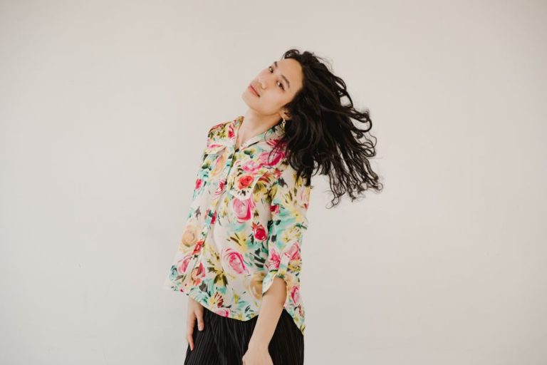 Blusa fluida de verano con manga, estilo elegante y sofisticado para looks veraniegos