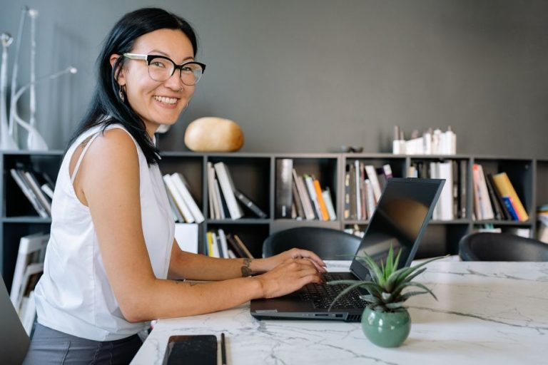 Espacio de trabajo profesional moderno con accesorios de estilo elegante