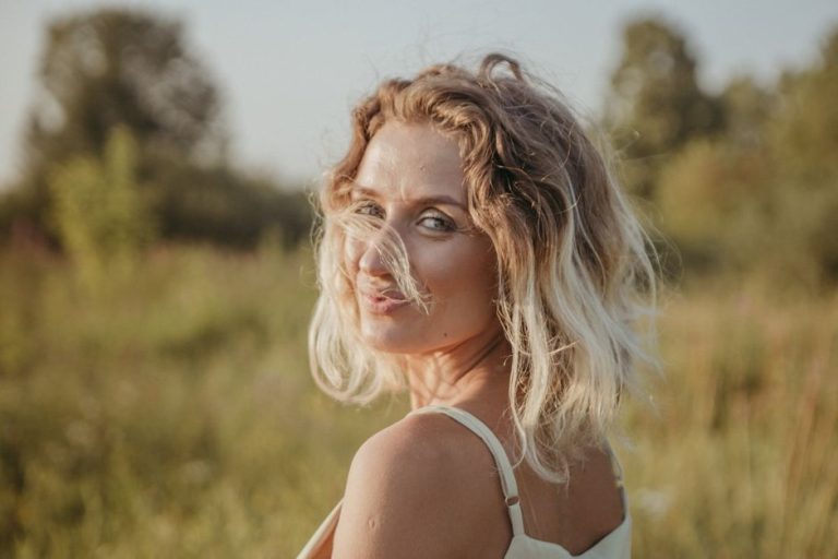 Melena con ondas naturales y textura desenfadada, estilo veraniego sin plancha