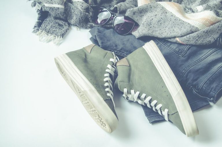 Prendas de entretiempo para otoño: vestido minimalista, zapatos derby y vaqueros barrel