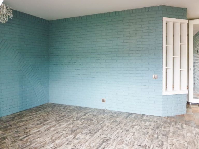 Interior de un piso moderno con sala de estar vacía