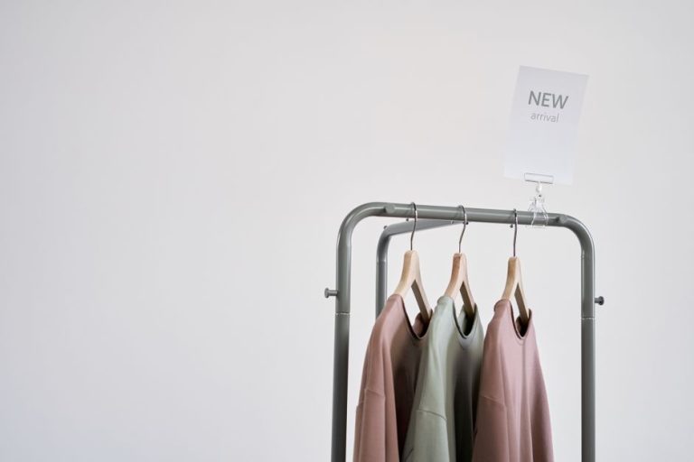 Perchero de ropa infantil con prendas de colores variados sin distinción de género