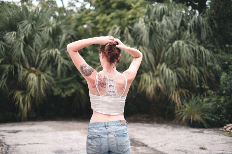 Top lencero con encaje sobre fondo neutro, tendencia de moda verano