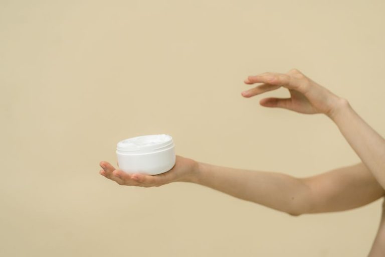Tarro de crema facial de lujo sobre fondo elegante con iluminación suave
