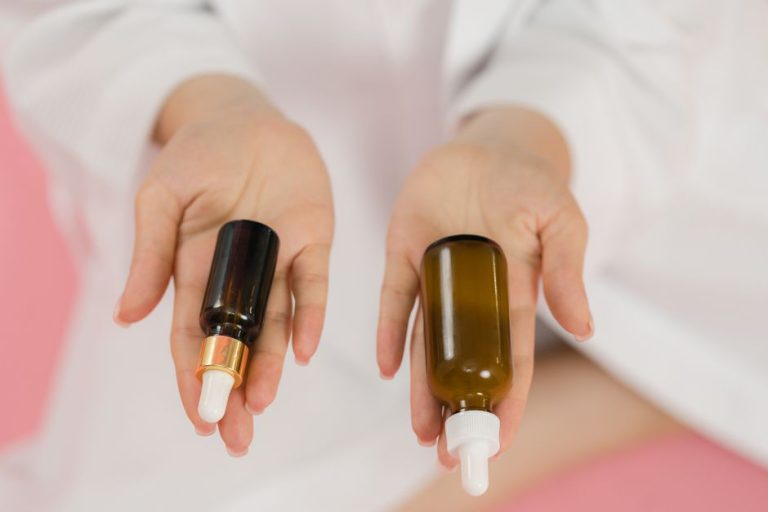 Aplicación de sérum facial en rutina de cuidado de la piel