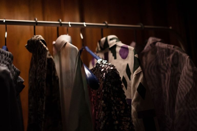 Vestido midi elegante colgado en un armario con luz suave
