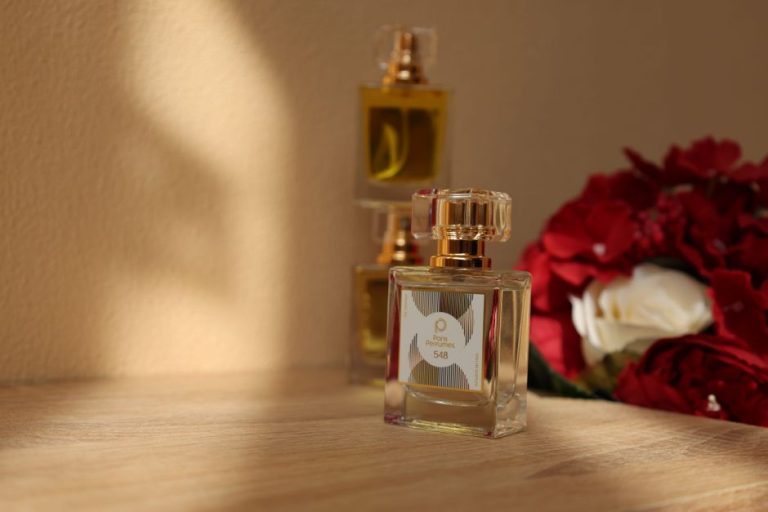 Frasco de perfume de lujo con lazo decorativo sobre fondo elegante