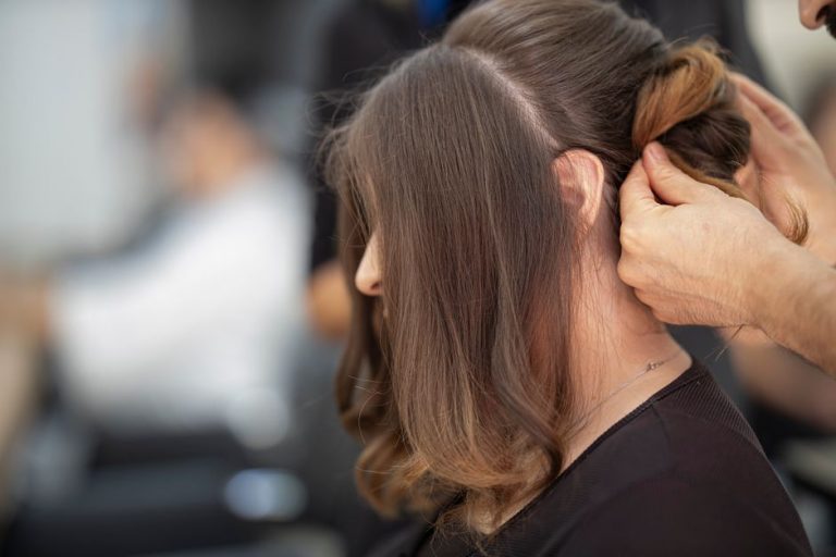 Melena larga con capas frontales que enmarcan el rostro