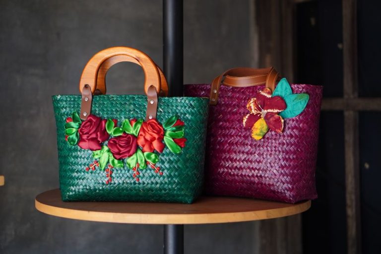 Detalle de un bolso capazo de rafia tejida con textura artesanal