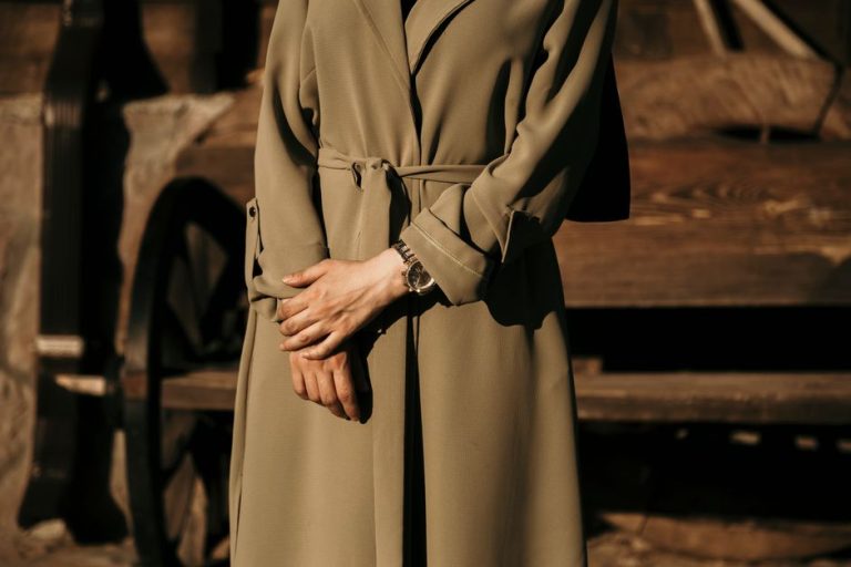 Prendas de moda otoñal dispuestas sobre una superficie neutra