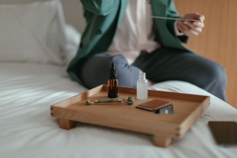 Productos de cuidado facial sobre una mesa con luz natural