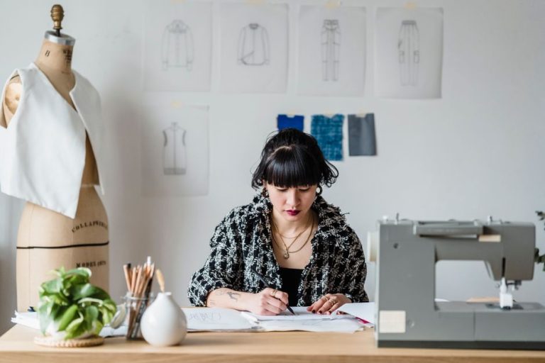 Imagen ilustrativa. Espacio de trabajo de un atelier de moda con tejidos y diseños