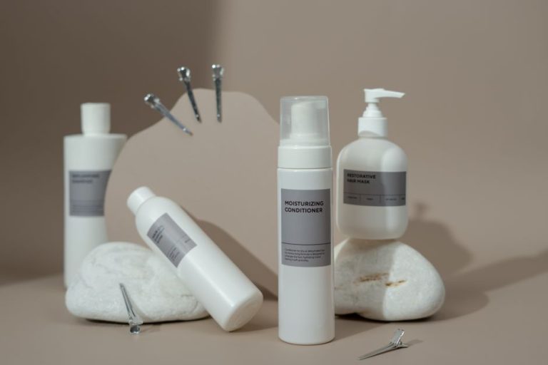 Productos de cuidado capilar: champús y acondicionadores sobre fondo neutro