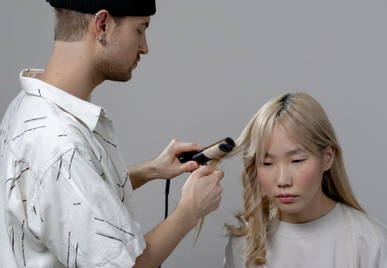 Consulta profesional de cuidado capilar en salón de belleza
