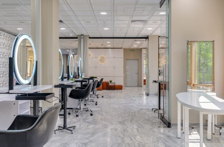 Interior de salón de peluquería profesional con iluminación cálida