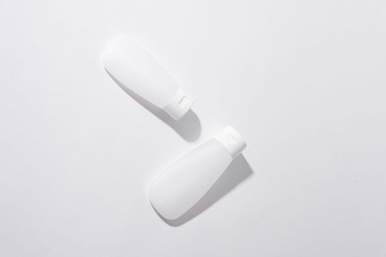 Productos de cuidado capilar para cabello canoso sobre fondo neutro
